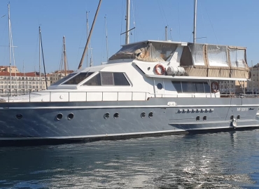 YACHT « CYOS »