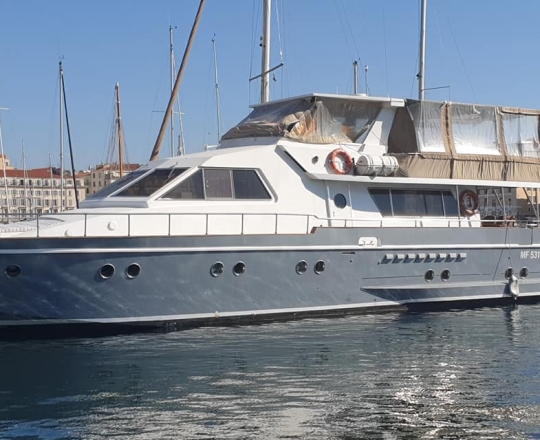 YACHT « CYOS »