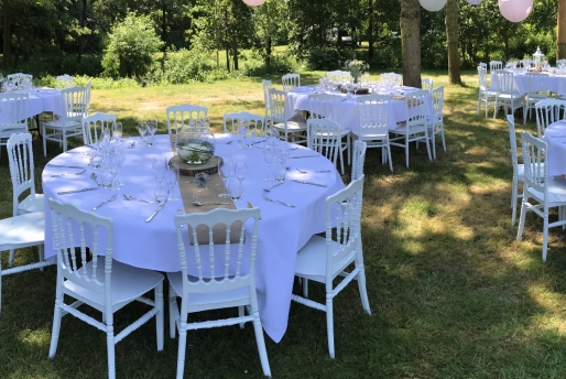 Tables et chaises de réception